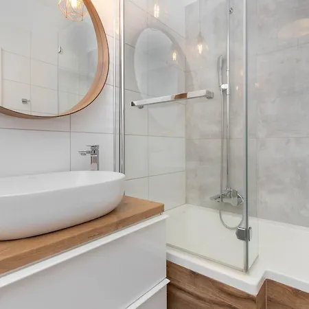 Large In With Gym, Parking And Air Conditioning By Renters