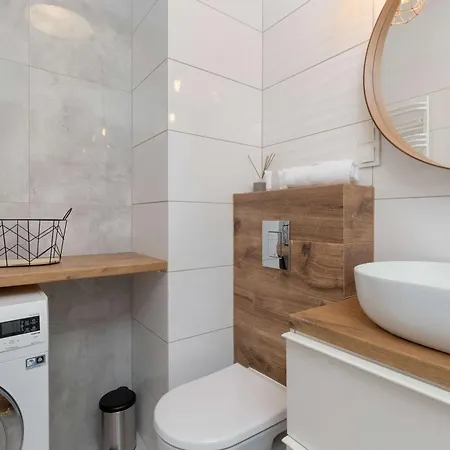 Large In With Gym, Parking And Air Conditioning By Renters