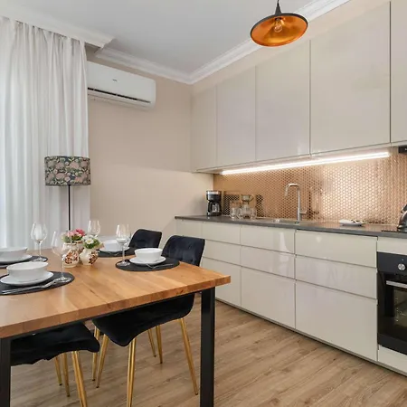 Large In With Gym, Parking And Air Conditioning By Renters