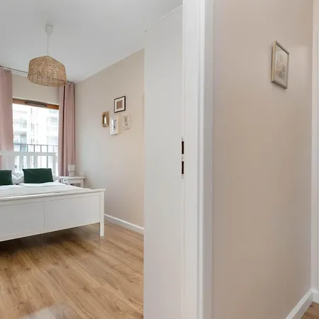 Large In With Gym, Parking And Air Conditioning By Renters Lejlighed